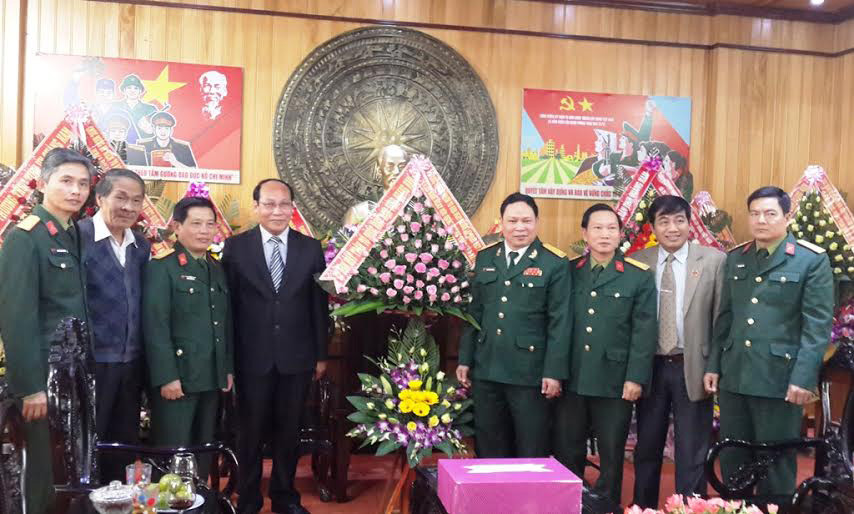 Đoàn đại biểu Ủy ban MTTQ Việt Nam tỉnh thăm Bộ Chỉ huy Quân sự tỉnh. ảnh: T.PHƯƠNG