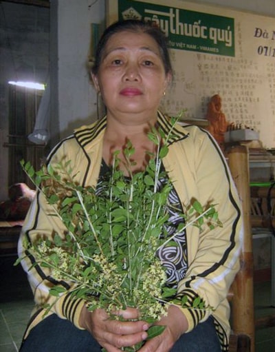 Chị Thanh Bòng và mẫu vật cần định danh. Ảnh: P.C.T
