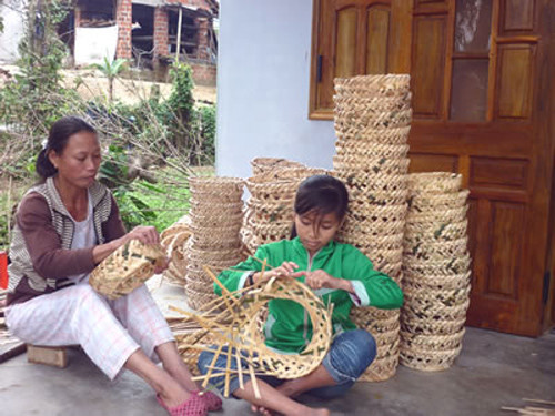 Người dân Tam Vinh, từ già đến trẻ ai cũng biết đan lát. Ảnh tư liệu