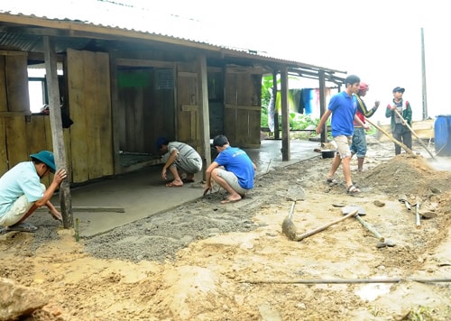 Các thành viên CLB “Kết nối yêu thương Nam Trà My” sửa chữa trường lớp tại điểm trường Măng Lưng (thôn 3, xã Trà Cang).    Ảnh: D.T