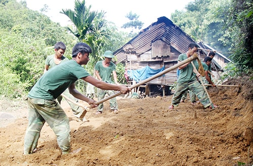 Chiến sĩ Sư đoàn 315 giúp người dân san nền làm nhà tại xã Trà Nam, Nam Trà My. Ảnh: K.TUÂN