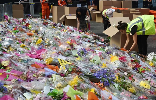 Rất nhiều hoa được đặt bên ngoài quán cà-phê Lindt ngày 23-12.             Ảnh: AFP