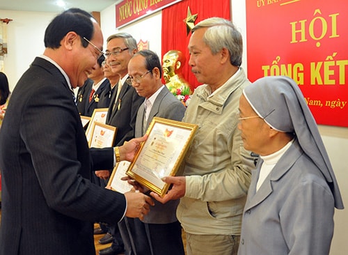 Chủ tịch Ủy ban MTTQ Việt Nam tỉnh - Võ Xuân Ca trao Kỷ niệm chương “Đồng hành với dân tộc” cho các vị chức sắc, tu sĩ.  Ảnh: V.A