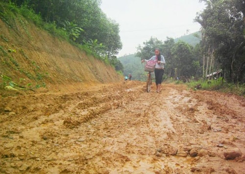 Học sinh đi lại rất khó khăn để đến trường.