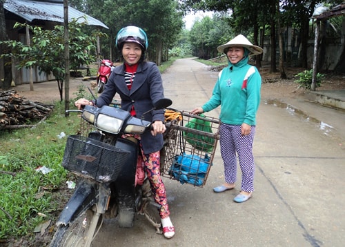 Ngoài chăn nuôi, mở cửa hàng vật tư nông nghiệp, chị Trần Thị Cúc (xã Quế Phước) còn buôn bán rau củ kiếm thêm thu nhập.  Ảnh: TÂM LÊ