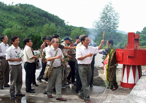 Các nhà văn xứ Quảng cùng văn nghệ sĩ Nam miền Trung - Tây Nguyên dâng hương tưởng niệm tại Nghĩa trang liệt sĩ huyện Bắc Trà My. Ảnh: TAM MỸ 