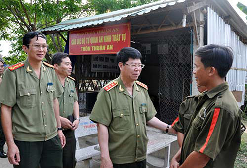 Thứ trưởng Bộ Công an Bùi Văn Nam trò chuyện, động viên tổ tự quản an ninh trật tự thôn Thuận An.  Ảnh: THANH NGHỊ