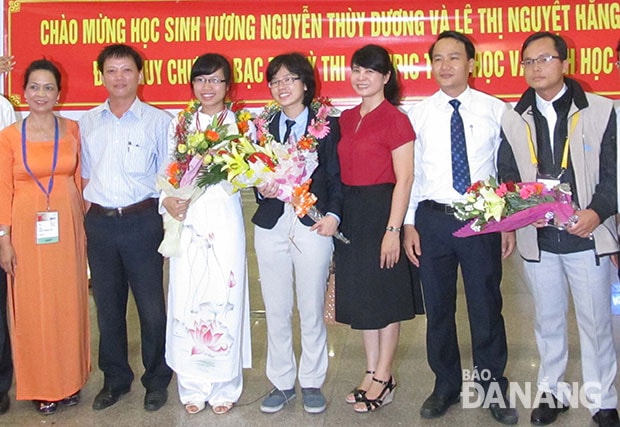 Ban Giám hiệu Trường THPT chuyên Lê Quý Đôn đón hai em Vương Nguyễn Thùy Dương và Lê Thị Nguyệt Hằng dự thi Olympic quốc tế trở về tại Sân bay quốc tế Đà Nẵng.