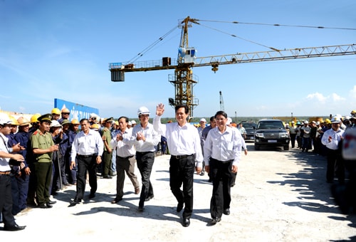 Thủ tướng Nguyễn Tấn Dũng dự lễ hợp long cầu Cửa Đại, tháng 9.2014.