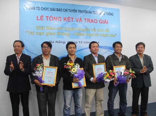 Ban tổ chức trao giấy chứng nhận và tặng thưởng cho các tác giả đạt giải.