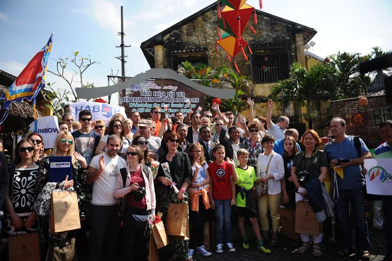 Các hoạt động văn hóa đón chào những vị khách đầu tiên đến Quảng Năm đầu năm mới 2015.
