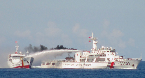 Hình ảnh tàu Trung Quốc dùng vòi rồng uy hiếp tàu Việt Nam quanh giàn khoan trái phép Hải Dương 981 được báo chí quốc tế đăng tải.