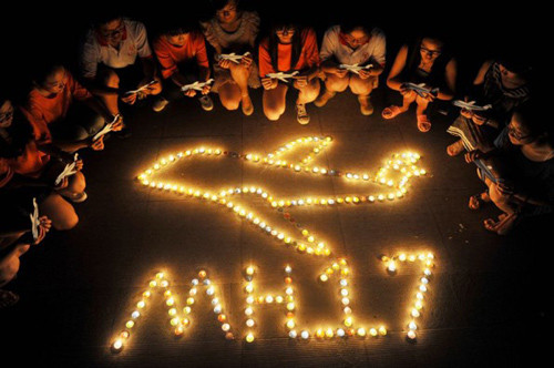Mọi người tưởng niệm nạn nhân của máy bay xấu số MH17.