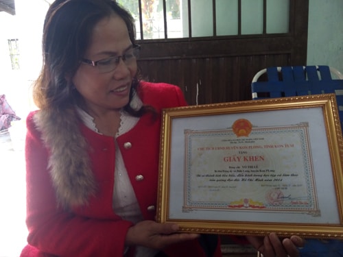 Giấy khen điển hình về “Học tập và làm theo tấm gương đạo đức Hồ Chí Minh” huyện Kon Plông tặng chị Võ Thị Lễ. 