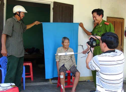 Bưu điện tỉnh phối hợp với Công an tỉnh làm chứng minh nhân dân và chuyển phát tận nhà đối với những trường hợp già cả, neo đơn.  Ảnh: ĐÀO KIM THÁI