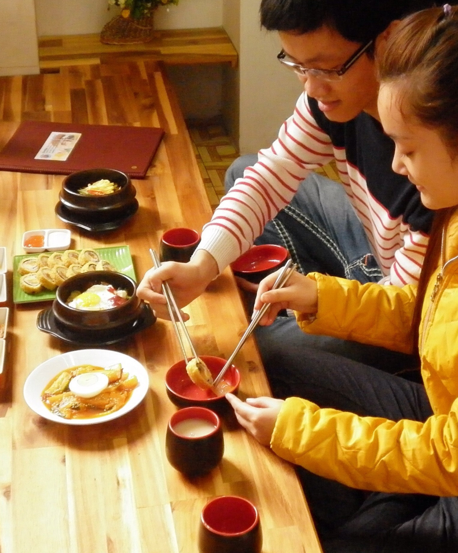 Khách đến với nhà hàng Gimbab Hàn Quốc được thết đãi những món ngon đậm hương vị xứ sở Kim chi