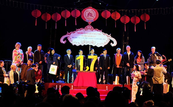 Đoàn du khách đến từ Đức do Công ty lữ hành Saigon Tourist đón vinh dự là đoàn khách có vị khách thứ 1,7 triệu đến Quảng Nam. Ảnh: NGUYÊN KHÔI