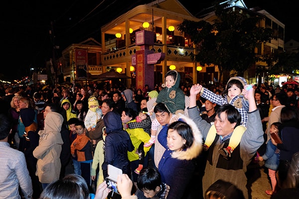 Hàng ngàn du khách trong và ngoài nước đón giao thừa tại Hội An đêm 31.12.2014