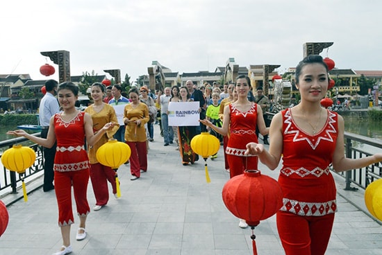 Đón đoàn khách xông đất đầu năm Hội An. Ảnh: VĨNH LỘC