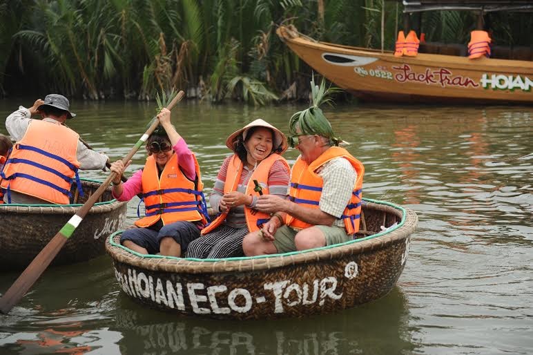 Tập chèo thuyền thúng.