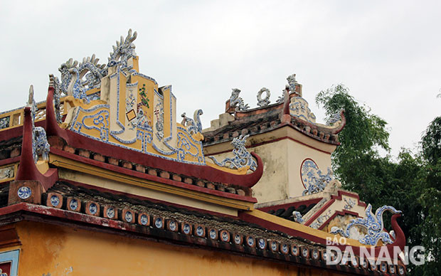 Mái đình lợp ngói âm dương, tường xây bằng gạch, trên mái trang trí lưỡng long chầu nguyệt, hai đầu mái đắp hình rồng uốn lượn được ghép bằng sành sứ. 