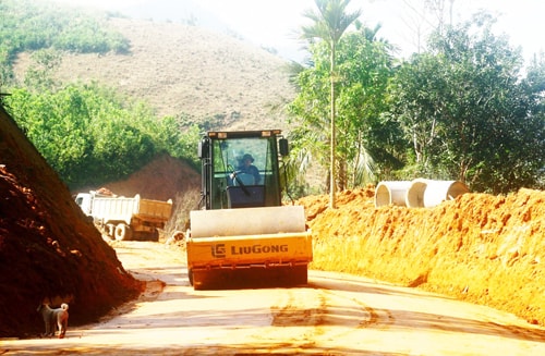 Mạng lưới giao thông được mở về các bản làng vùng cao, giúp người dân có cơ hội giao thương, phát triển kinh tế.                                                  Ảnh: ALĂNG NGƯỚC