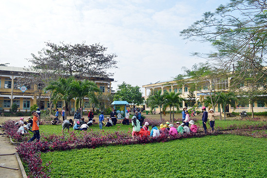 Điện Bàn hiện có 16/16 trường THCS đạt chuẩn quốc gia.  Trong ảnh: Học sinh Trường THCS Trần Phú (xã Điện Hòa) tham gia dọn dẹp vệ sinh khuôn viên nhà trường. Ảnh: VĨNH LỘC