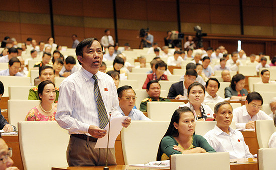 Phó Trưởng đoàn ĐBQH Quảng Nam - Trần Xuân Vinh phát biểu thảo luận tại Kỳ họp thứ 8, Quốc hội khóa XIII. Ảnh: NHO TUẤN
