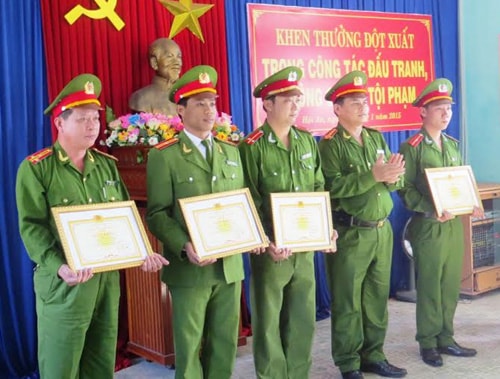 Khen thưởng đột xuất 5 cá nhân có thành tích xuất sắc đầu 1.2015. Hoàng Liên