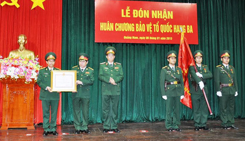 Thiếu tướng Trần Quang Phương - Chính ủy Quân khu 5 trao Huân chương Bảo vệ Tổ quốc hạng Ba cho Bộ Chỉ huy Quân sự tỉnh.