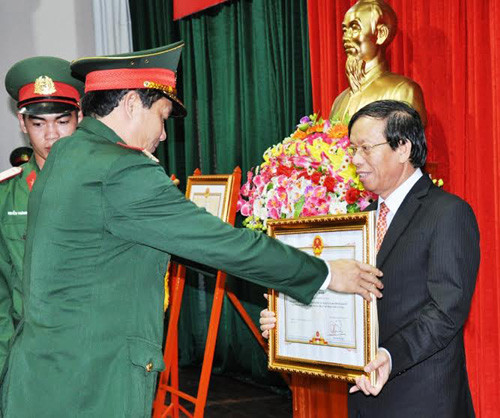 Thiếu tướng Trần Quang Phương, Chính ủy Quân khu 5 trao bằng khen của Thủ tướng Chính phủ cho cá nhân đồng chí Lê Phước Thanh.