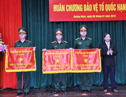 Chủ tịch UBND tỉnh Lê Phước Thanh trao cờ thi đua Quyết thắng năm 2014 cho các đơn vị.