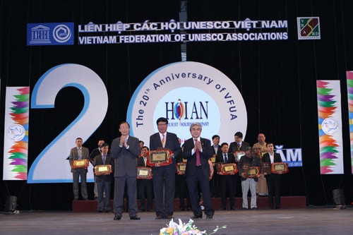 Liên hiệp Các hội UNESCO Việt Nam trao Bảng vàng “Doanh nghiệp văn hóa - UNESCO Việt Nam” cho công ty. Ảnh: Q.HẢI