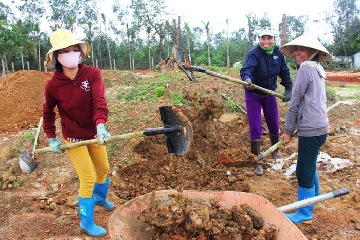 Hàng ngày tại công trình, nhóm của cô Lệ ở xã Tam Xuân (TP.Tam Kỳ) thực hiện công việc xúc đất “làm nguội” mặt nền khuôn viên tượng đài.