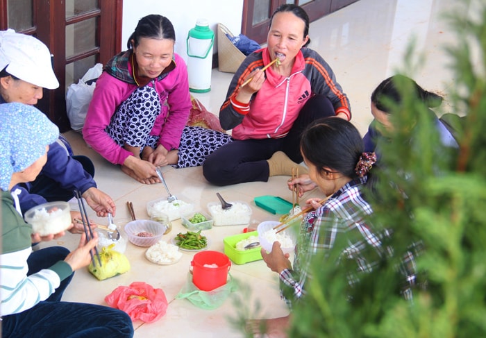 Hầu hết nữ công nhân có quê ở huyện Núi Thành. Hàng ngày, các cô nghỉ trưa tại công trường. Cơm canh, nước uống vì thế được mang theo từ nhà để giảm bớt chi phí.