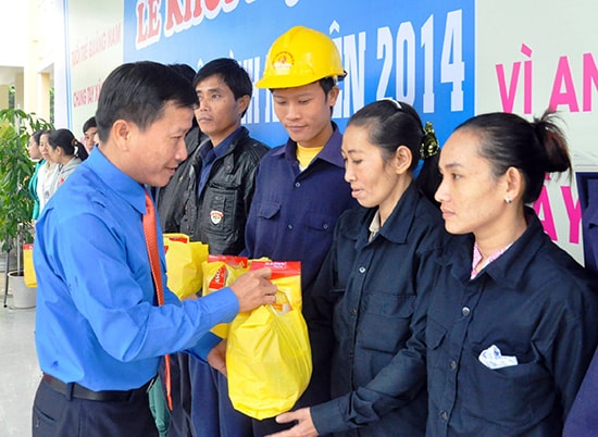 Bí thư Tỉnh đoàn Thái Bình tặng quà thanh niên công nhân tại lễ phát động phong trào thanh niên tình nguyện năm 2014.  Ảnh: VINH ANH