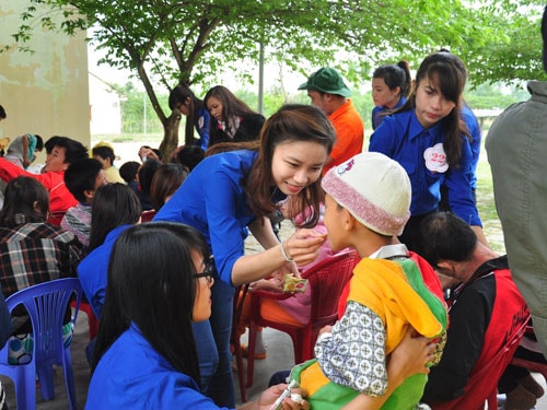 Sinh viên Trường Đại học Quảng Nam tham gia hoạt động xã hội tại Làng Hòa Bình (thôn Đàn Trung, xã Tam Đàn, huyện Phú Ninh).  Ảnh: VINH ANH