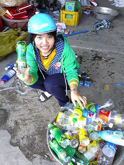 Sinh viên Phạm Thị Thiên Thanh tham gia thu lượm ve chai gây quỹ hoạt động (ảnh nhân vật cung cấp).