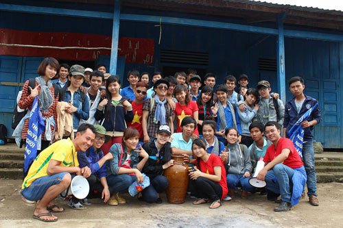 Hội người Quảng Nam vận chuyển hàng tài trợ đến với xã Trà Cang, huyện Nam Trà My.