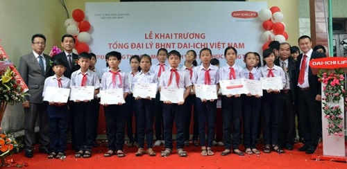 Trao học bổng cho học sinh nghèo hiếu học trên địa bàn huyện.