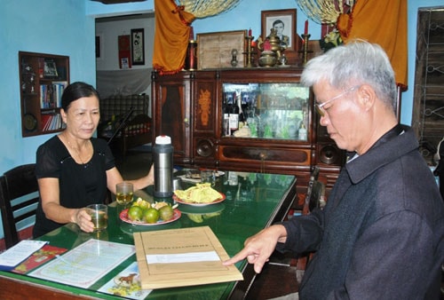 Ông Đào Ngọc Diêu - Chủ tịch Hội Tù yêu nước TP.Tam Kỳ, nguyên Tiểu đội trưởng thuộc Đại đội 8, Tiểu đoàn 2, Trung đoàn 9 bộ binh trò chuyện với chị Nguyễn Thị Hương, vợ của anh Trần Diên.Ảnh: ĐIỆN NGỌC