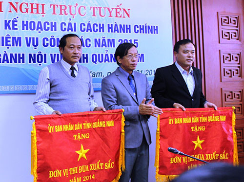 Chủ tịch UBND tỉnh Lê Phước Thanh tặng cờ thi đua cho 2 đơn vị dẫn đầu thi đua ngành nội vụ.