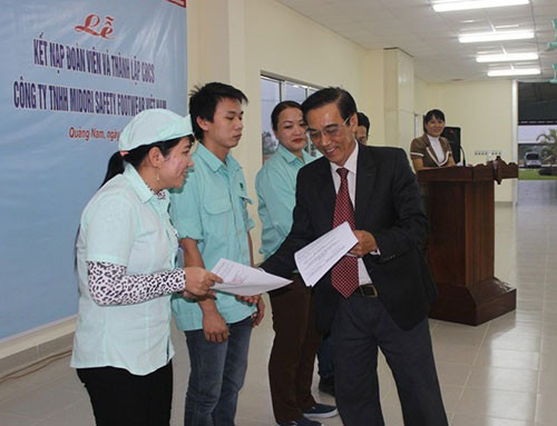 : Ông Trần Văn Thành - Phó Chủ tịch Công đoàn các Khu công nghiệp tỉnh trao quyết định thành lập CĐCS thuộc Công ty TNHH Midori Safety Footwear Việt Nam cho Ban chấp hành lâm thời.