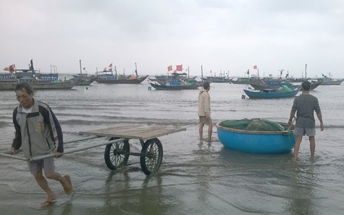 Ngư dân Tam Hải đưa ngư lưới cụ ra ghe để khai thác tôm nhí. Ảnh: M.Đ