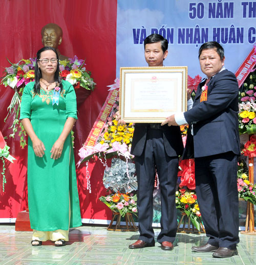 Lãnh đạo trường nhận Huân chương Lao động hạng Ba về thành tích xuất sắc trong 5 năm liền (2007-2012). Ảnh do trường cung cấp