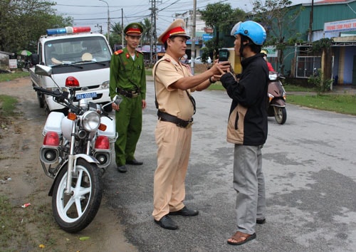 Công an huyện Núi Thành kiểm tra nồng độ cồn trên một tuyến đường nội thị.Ảnh: CÔNG TÚ