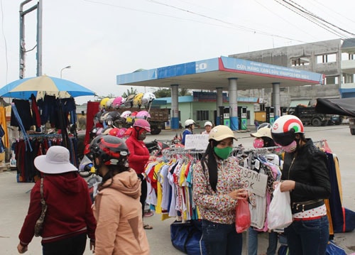 Người lao động chọn mua những mặt hàng có khuyến mãi. Ảnh: H.L