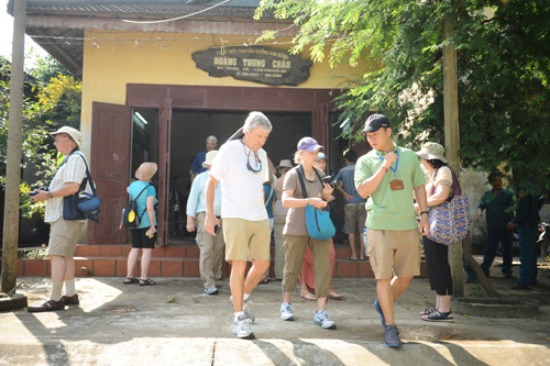 Du khách đến tham quan làng mộc Kim Bồng.               Ảnh:MINH HẢI