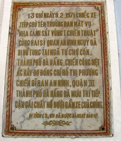 Bia di tích ghi lại nội dung chiến công tiêu diệt địch của nữ chiến sĩ Hồ Thị Phương tại ngã tư Chợ Cồn TP.Đà Nẵng. Ảnh: THÁI MỸ