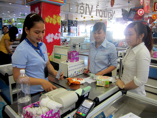 Thanh toán bằng hình thức “quẹt thẻ” tại siêu thị Co.opMart. Ảnh:A.T